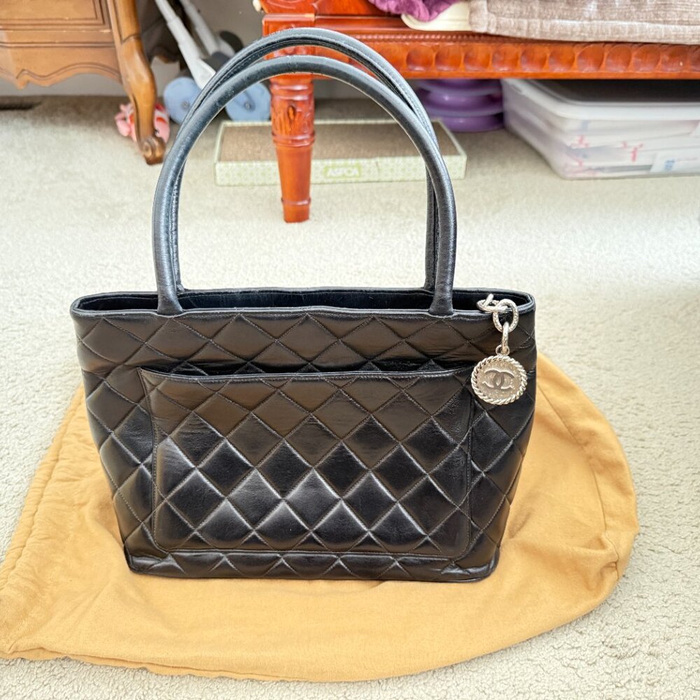 Authentic CHANEL Made in FRANCE Medaillon Reprint Matrasse Black Caviar Tote Bag - Picture 3 of 12